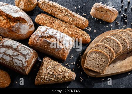 Assortiment de produits de boulangerie, y compris pains et petits pains Banque D'Images