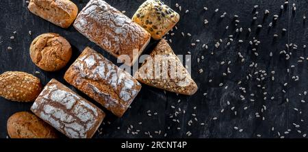 Assortiment de produits de boulangerie, y compris pains et petits pains Banque D'Images