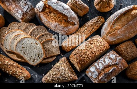 Assortiment de produits de boulangerie, y compris pains et petits pains Banque D'Images