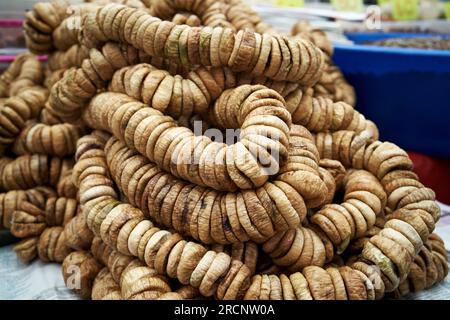 Figues sèches exposées au marché fermier en Turquie Banque D'Images