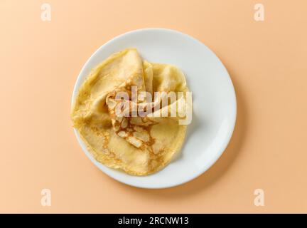 crêpe fraîchement cuite sur plaque blanche, vue de dessus Banque D'Images