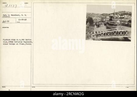 Le sergent A. Mossioni, S.C. a pris cette photographie le 26 novembre 1918. Il montre des soldats de Co. G, 2e Bataillon, 332e Régiment d'infanterie traversant un pont à Fiume, Italie pendant la première Guerre mondiale L'image est numérotée 41177 et donne un aperçu des activités militaires dans la région. » Banque D'Images