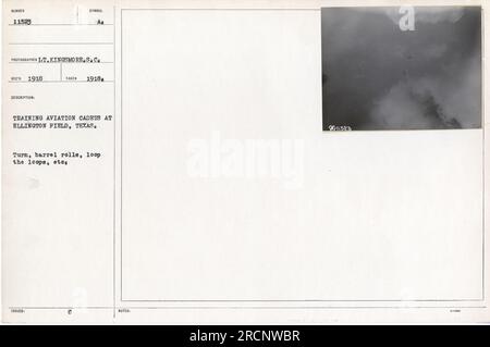 Image de cadets de l'aviation en formation à Ellington Field, Texas, en 1918. Ils sont montrés pratiquant des manœuvres telles que des virages, des rouleaux de baril, et boucler les boucles. Cette photographie a été prise par I.T. Kingsmore. Banque D'Images