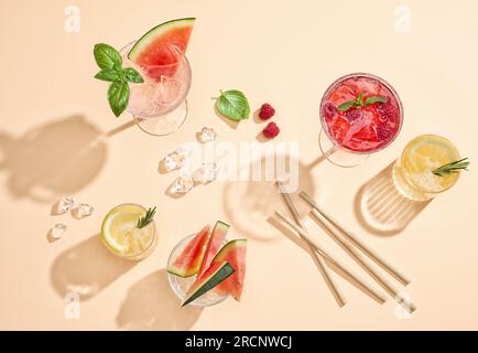 verres de divers cocktails d'été tendance vue de dessus Banque D'Images