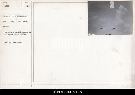 Les cadets de l'aviation reçoivent une formation sur la formation de bombardement à Ellington Field, au Texas, en 1918. Cette photographie a été prise par le lieutenant Kingsmore, S.C. en 1919 et fait partie de la collection des activités militaires américaines pendant la première Guerre mondiale. Banque D'Images