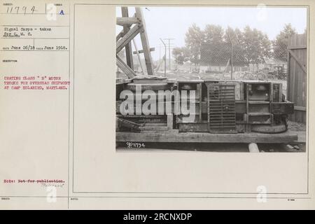 Image montrant des soldats au camp Holabird, Maryland, en juin 1918, mettant en caisse des camions à moteur de classe B pour expédition outre-mer. Banque D'Images