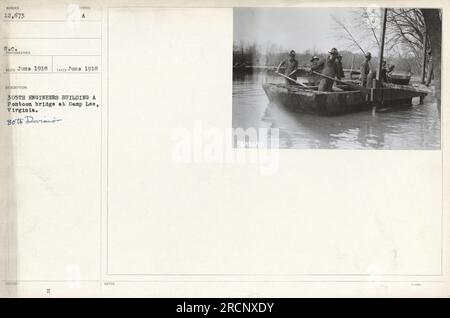 Des soldats du 305th Engineers construisent un pont flottant à Camp Lee, Virginie en juin 1918. Cette photographie fait partie d'une série représentant les activités militaires américaines pendant la première Guerre mondiale, capturée par des photographes de la 80e Division. Banque D'Images