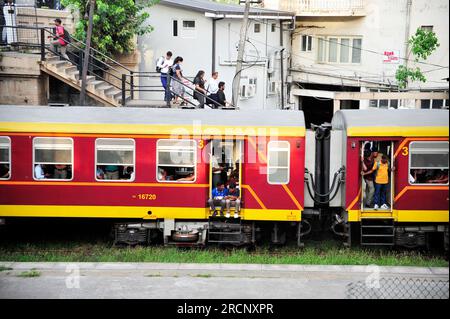 Train de banlieue à Colombo, Sri Lanka Banque D'Images