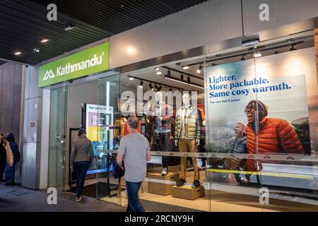 Katmandou magasin d'aventure en plein air vendant des vêtements et de l'équipement de marche, fondée en Nouvelle-Zélande, magasin photographié dans le centre-ville de Sydney, NSW, Australie Banque D'Images