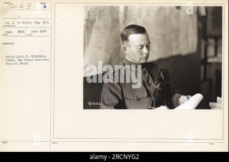 Lieutenant E. de Berri, signal corps, vu avec le major Lloyd P. Horsfall de la division des plans de guerre, état-major général, en juin 1918. Cette photographie, étiquetée 111-SC-12053, a été prise pendant la première Guerre mondiale Banque D'Images