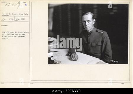 L'image montre le lieutenant E. de Berri, membre du signal corps Rapid Communications, en juin 1918. La photographie a été prise et publiée par le capitaine John L. Rice de la section no 6, Division des plans de guerre, état-major général. Les notes officielles font référence à cette image sous le numéro 12039. Banque D'Images