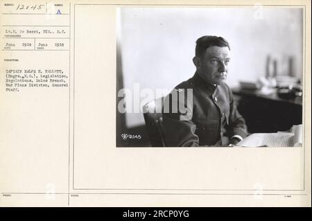 Soldat utilisant une caméra de corps de signal pendant la première Guerre mondiale Le lieutenant E. de Berri était le photographe, et la photo a été prise en juin 1918 par le capitaine Ralph H. Hallett. Cette photo a reçu le numéro de description 12045 et fait partie de la collection sur les activités militaires américaines pendant la première Guerre mondiale Banque D'Images