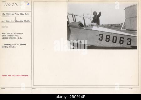 Photographie prise le 28 mai 1918 au Camp Alfred Vail, Little Silver, N.J représentant le lieutenant William Fox de la signal Corp. Testant une antenne sur un appareil radio aérien avant un vol. La photographie fait partie de la collection « photographies des activités militaires américaines pendant la première Guerre mondiale ». Banque D'Images