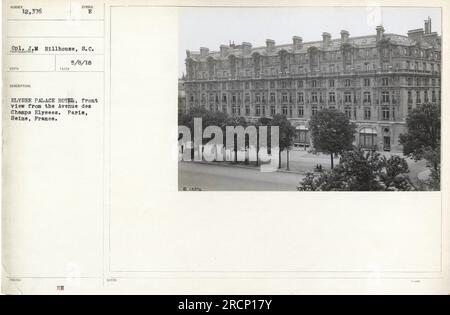 Soldats défilant dans un défilé sur l'avenue des champs Elysées devant l'Elysée Palace Hôtel. La photo a été prise le 8 mai 1918, pendant la première Guerre mondiale. Banque D'Images