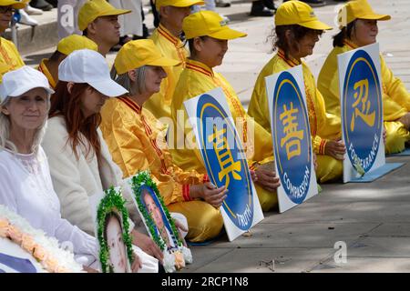 Londres, Royaume-Uni. 15 juillet 2023. Les pratiquants et partisans de Falun Gong se rassemblent en face de Downing Street pour commémorer 24 ans de résistance à la répression du Parti communiste chinois. Crédit : Ron Fassbender/Alamy Live News Banque D'Images