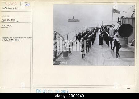 L'image montre des marins américains effectuant des exercices de mise en place à bord de l'USS Pennsylvania (BB-38) pendant la première Guerre mondiale. Cette photo a été prise le 14 juin 1918 et relève de la catégorie d'usage officiel seulement. Banque D'Images