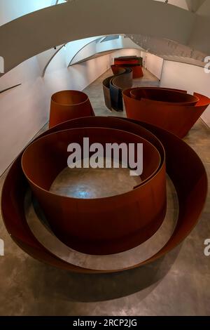 La question du temps, installation du sculpteur américain Richard Serra. Le Musée Guggenheim Bilbao conçu par l'architecte Frank Gehry, et situé Banque D'Images