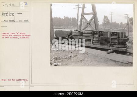 Des soldats du signal corps au camp Holabird dans le Maryland emballant des camions à moteur de classe 'B' pour expédition outre-mer pendant la première Guerre mondiale Photo prise en juin 1918. (Remarque : non destiné à la publication.) Banque D'Images