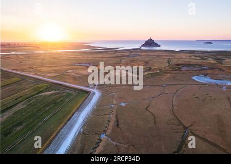 Vue aérienne de la scène du ciel de coucher de soleil au Mont-Saint-Michel, Normandie, France Banque D'Images