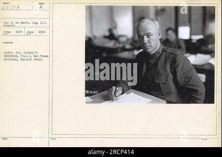 Le Lieutenant E. de Berri du signal corps est photographié par le Lieutenant Colonel Oliver P. Robinson, de la Division des plans de guerre, état-major général. L'image a été prise en juin 1918. Banque D'Images