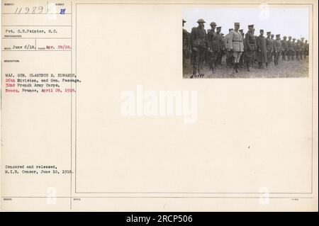 Soldat C.E. Peintre de la S.C. est vu converser avec le major-général Clarence R. Edwards de la 26e division, et le général Passaga du 32e corps d'armée français à Boucq, en France, le 28 avril 1918. La photo a été prise le 6 juin 1918 et publiée après avoir été censurée le 10 juin 1918. Banque D'Images