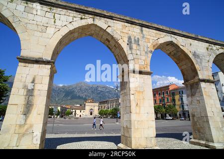 Chiesa di San Filippo Neri de l'autre côté de la Piazza Giuseppe Garibaldi, vue à travers l'aqueduc médiéval de Sulmona, Abruzzes, Italie. Banque D'Images