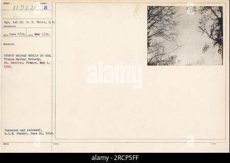 Sergent 1st Cl. C. H. White est photographié en action, lançant des obus de mortier de tranchée dans les airs pendant la première Guerre mondiale La photo a été prise le 1 mai 1918, à la batterie de mortier de tranchée à St. Maurice, France. Il a été censuré et publié le 10 juin 1918 par le censeur du M.I.B. Banque D'Images