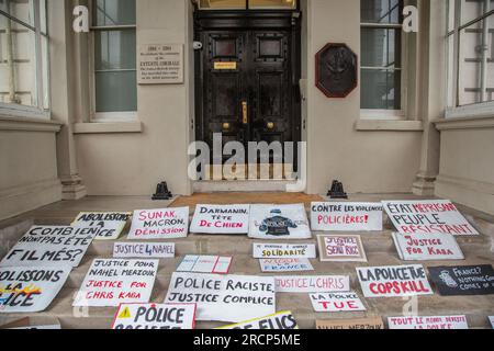 Londres, Royaume-Uni. 14 juillet 2023. Pancartes vues posées à l'entrée de l'ambassade de France à Londres lors de la manifestation. Merzouk, 17 ans, a été abattu par un policier lors d'un arrêt de circulation le 27 juin dans la banlieue parisienne de Nanterre, sa mort a donné lieu à des manifestations où des symboles de l'Etat tels que des mairies, des commissariats et d'autres bâtiments ont été attaqués. La protestation de Justice for Nahel UK, BLM UK et des militants à travers le Royaume-Uni était d'exprimer leur solidarité avec la campagne Justice pour Nahel. Crédit : SOPA Images Limited/Alamy Live News Banque D'Images