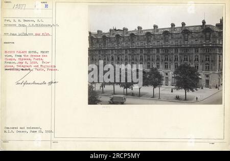 Légende : 'vue de face de l'Elysée Palace Hotel, prise le 8 mai 1918, depuis l'avenue des champs-Elysées à Paris, France. La photo montre la division téléphone, télégraphe et ingénieurs, Cry, Paris, France, et les bureaux de quartier-maître. Censuré et libéré par M.I.B. Censurer le 21 juin 1918. Photographie de Corp. J.N. Hillhouse et Pvt. R.M. Barnes, S.C.' Banque D'Images