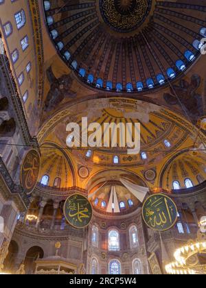 Intérieur de la mosquée Sainte-Sophie, Sultanahmet, Istanbul, Turquie Banque D'Images