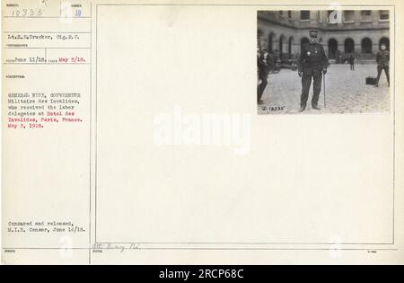 Lieutenant H.S. Drucker, un photographe de corps de signalisation, a capturé cette image du général Niox, gouverneur militaire des Invalides, recevant des délégués du travail à l'Hôtel des Invalides à Paris, France, le 5 mai 1918. La photo a été censurée et publiée par le censeur du M.I.B. le 14 juin 1918. (Référence : photographies des activités militaires américaines pendant la première Guerre mondiale) Banque D'Images