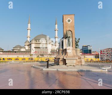 Place Taksim un matin d'été avec le Monument de la République et la Mosquée Taksim, Beyoğlu, Istanbul, Turquie Banque D'Images