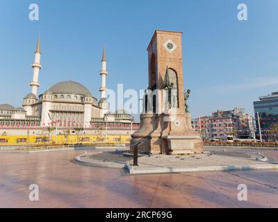 Place Taksim un matin d'été avec le Monument de la République et la Mosquée Taksim, Beyoğlu, Istanbul, Turquie Banque D'Images