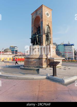 Place Taksim un matin d'été avec le Monument de la République et le Tram du patrimoine derrière, Beyoğlu, Istanbul, Turquie Banque D'Images