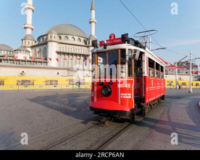 Place Taksim un matin d'été avec le Tram du patrimoine et la mosquée Taksim, Beyoğlu, Istanbul, Turquie Banque D'Images