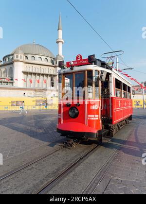 Place Taksim un matin d'été avec le Tram du patrimoine et la mosquée Taksim, Beyoğlu, Istanbul, Turquie Banque D'Images