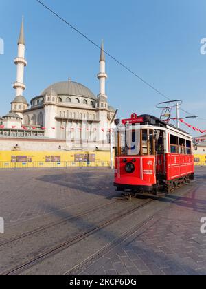 Place Taksim un matin d'été avec le Tram du patrimoine et la mosquée Taksim, Beyoğlu, Istanbul, Turquie Banque D'Images