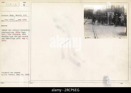 Photographie d'une boîte de sentinelle à l'extérieur du quartier général du 369e régiment d'infanterie, 93e division. La photo, prise par Corp. Abbott, montre un klaxon pour les attaques au gaz et une porte de camouflage. Il a été pris le 4 mai 1918, censuré et adopté par le M.I.B. Censurer le 10 juin 1918. Banque D'Images