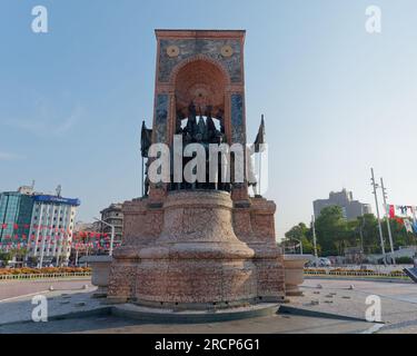 Place Taksim un matin d'été avec le Monument de la République, Beyoğlu, Istanbul, Turquie Banque D'Images