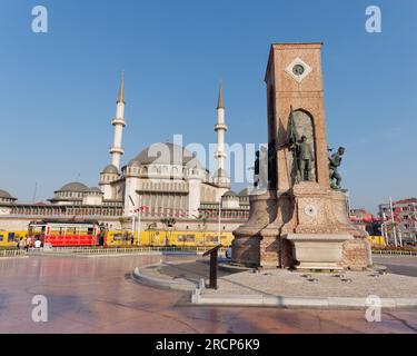 Place Taksim un matin d'été avec le Monument de la République, la Mosquée Taksim et le Tram du patrimoine, Beyoğlu, Istanbul, Turquie Banque D'Images