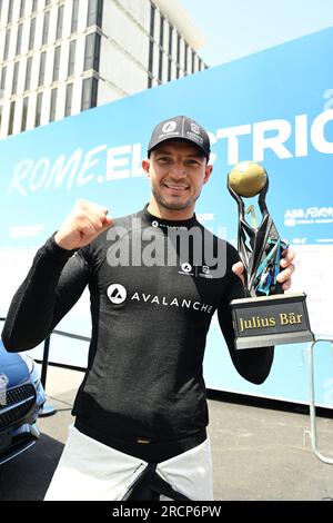 Rome, Italie. 16 juillet 2023. 7/16/2023 - Jake Dennis, Avalanche Andretti Formula E, avec son prix Julius Baer à la pole position lors de la Formule E Round 14 - Rome E-Prix à Rome, Italie. (Photo Sam Bagnall/Motorsport Images/Sipa USA) crédit : SIPA USA/Alamy Live News Banque D'Images