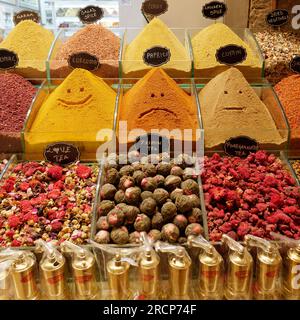 Nouveauté visages souriants et tristes dessinés dans les épices du Bazar aux épices (Mısır Çarşısı, signifiant bazar égyptien) à Istanbul, en Turquie. Banque D'Images