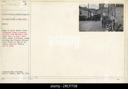 Des troupes du 101e train d'approvisionnement, qui fait partie de la 26e division, sont photographiées passant par un village français sur leur chemin vers le front pendant la première Guerre mondiale La photographie a été prise le 6 mai 1918 par le lieutenant E. H. Cooper du signal Reserve corps. Il a été censuré et publié par le M.I.B. Censurer le 21 juin 1918. Banque D'Images