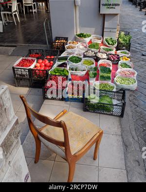 Fruits et légumes vendus dans une rue du quartier de Kadikoy, du côté asiatique d'Istanbul, en Turquie Banque D'Images