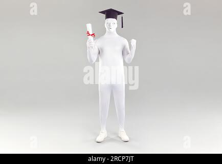 Étudiant universitaire masculin déguisé en body blanc, masque et chapeau académique sur fond gris Banque D'Images