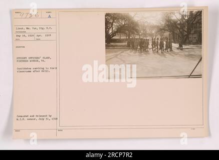 Les officiers étudiants marchent vers leurs salles de classe à Fortress Monroe, en Virginie après l'exercice. La photographie a été prise le 18 mai 1918 par le lieutenant William Fox, signal Reserve corps (SIG. R.C.). Il a été censuré et publié par le censeur du M.I.B. le 31 juillet 1918. Banque D'Images