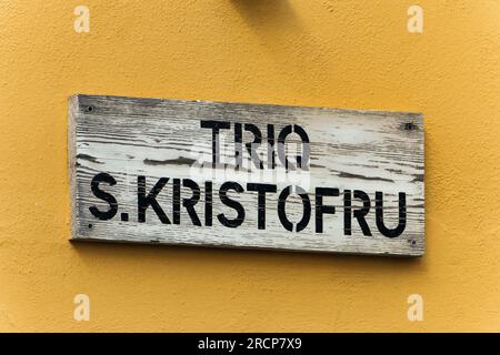 Malte, la Valette : plaque de nom de rue inhabituelle montée sur un mur dans la capitale de Malte. Banque D'Images