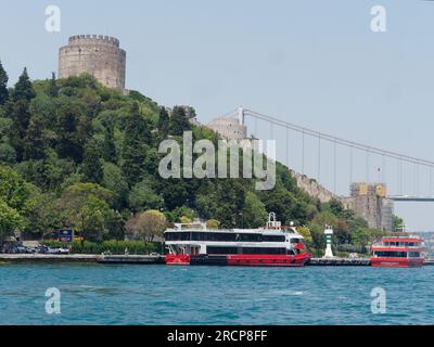 Forteresse Rumeli sur une colline avec des ferries sur le front de mer du Bosphore et le pont Fatih Sultan Mehmet, Istanbul, Turquie Banque D'Images