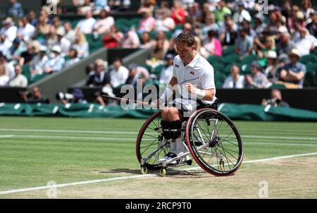 Alfie Hewett réagit lors de la finale des gentlemen's Wheelchair Singles contre Tokito Oda le 14e jour des Championnats de Wimbledon 2023 au All England Lawn tennis and Croquet Club à Wimbledon. Date de la photo : dimanche 16 juillet 2023. Banque D'Images