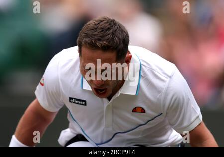 Alfie Hewett réagit lors de la finale des gentlemen's Wheelchair Singles contre Tokito Oda le 14e jour des Championnats de Wimbledon 2023 au All England Lawn tennis and Croquet Club à Wimbledon. Date de la photo : dimanche 16 juillet 2023. Banque D'Images